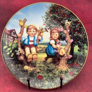 M.J. HUMMEL "APPLE TREE BOY AND GIRL" LITTLE COMPANIONS COLLECTION PLATE #VB4083